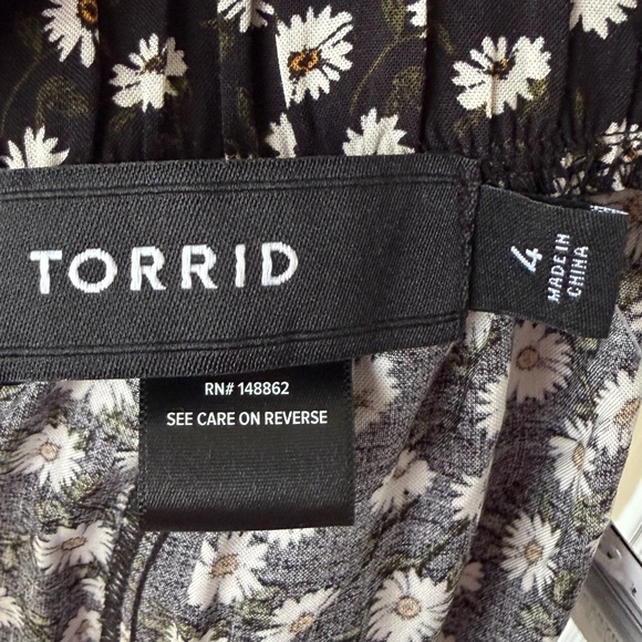 •Torrid• NWT Wide Leg Daisy Ditsy Floral Pants - Size 4X Short - Picture 3 of 12